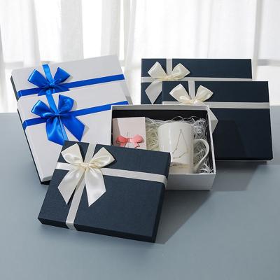 China Free Sample Materials Custom Christmas Recycled Cosmetic Packaging Boxes Small Flat Pack White Magnetic Paper Gift Box for sale