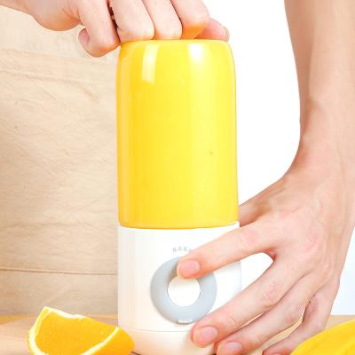 China Portable Multifunctional Car Juicer Household Automatic Fruit Charging Mini Juice Milkshake Cup for sale