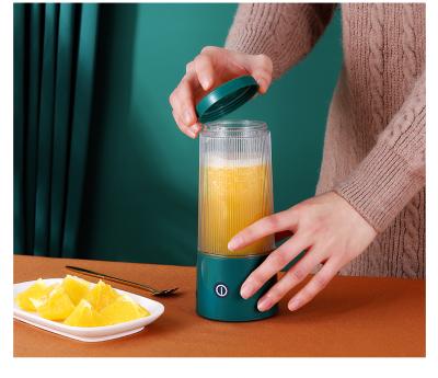 China Mini Electric USB Cordless Rechargeable Handheld Fruit Squeezer Food Smoothie Car Fruit Blender Portable Juicer Blender for sale