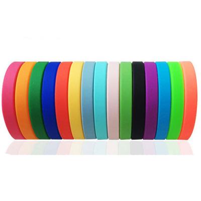 China High Quality Personalized Custom Logo Rubber Band Multicolor Silicone Bracelets Wrist Message Bracelets Business Promotion Gifts for sale