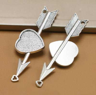 China Environmentally Friendly Popular Antique Silver Tone Heart Arrow Base Arrangement Tray Framing Beautiful Heart Charms Pendant Necklace for sale