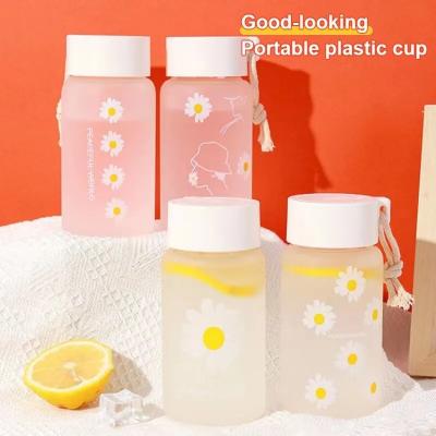 China PORTABLE 1pc 550ml/18.6oz Small Daisy Transparent Plastic Water Bottle Creative Frosted Water Bottle With Portable Rope Travel Teacup for sale