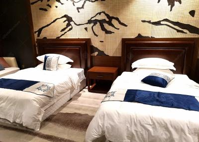 China Meubilair Doubai van het luxe het Houten Antieke Hotel met 4 Affichebed Aangepaste Kleur Te koop