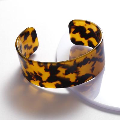 China Wholesale FASHIONABLE 2023 White Jewelry Chunky Acrylic Bracelet Cuff Bangle Acetate Shell Resin Designer Leopard Lucite Turtle BA002 for sale