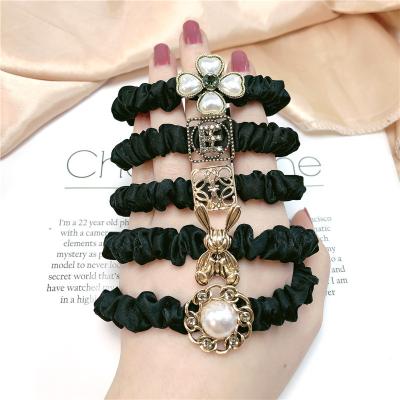 China Famous Brands Scrunchy Fashionable Women's Designer Rhinestone Pearl Hair Band Elastic Hair Ties Hair Accessories for sale