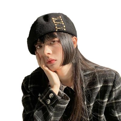 China Simple Cool Painter Beret Hat Young Girls Black Street INS Retro Style Plush Metal Button Women Winter Beret Hat Wool Luxury Ladies for sale