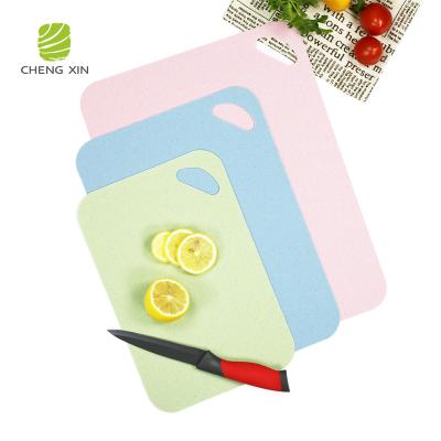 China New Kitchen Products Sustainable Organic Non-slip Wheat Straw Plastic Chopping Board Set for sale