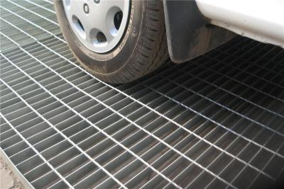 China 30mm Bearing Steel Walkway Mesh Square Galvanised Walkway Grating for sale