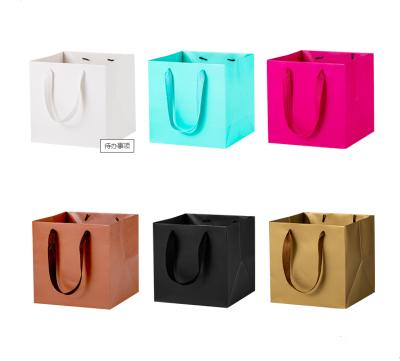 China Materials Universal Recycled Square Paper Bag Flower Gift Bag Cake Takeout Bag With Custom Printed Logo for sale