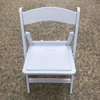 China Modern Wedding Event Rental Outdoor Plastic Folding Chairs for sale