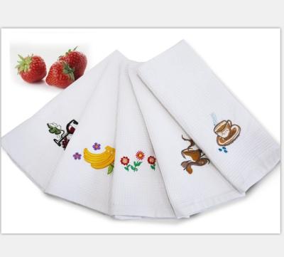 China 2020 fashionable waffel towel, 100% cotton weave white kitchen towel with embroidered pattern for sale