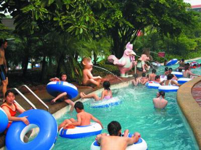 Chine L'équipement paresseux adapté aux besoins du client de parc aquatique de rivière/parc d'Aqua pour des adultes détendent à vendre