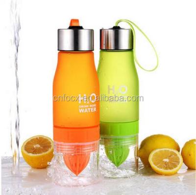 China Sustainable Juice Lemon Fruit Infuser Cup/fruit portable water bottle/plastic infuser water bottle for sale