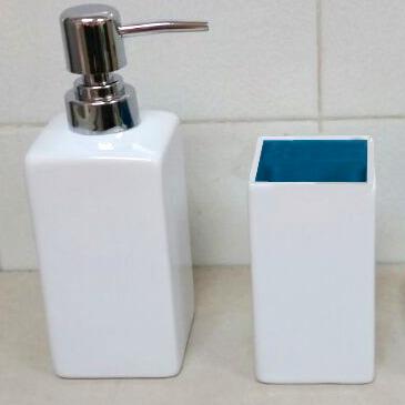 China China Supplier Sustainable Square Shape White Outer Blue Insider Ceramic Accessories Bathroom Set for sale