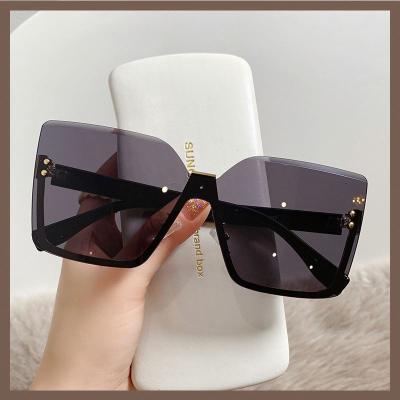 China Fashion Sunglasses New Fashion Unisex UV400 Protection Sunglasses Luxury PC Large Frame Retro Sunglasses for sale