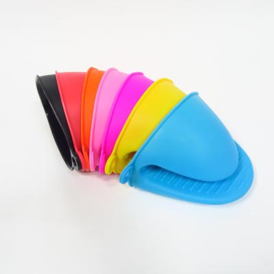 China Custom Minimalist Logo Silicone Heat Resistant Cooking Pinch Gloves for sale