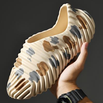 China SHOCK ABSORBING Camouflage Water Shoes Summer Clog Yeezy Foam Runners Casual Yeezy Men's Sandals Sports Women's Sandals for sale