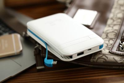 Cina Caricatore portatile del cavo dei cellulari della Banca incorporata di potere con la batteria 12000mAh dello Li-ione in vendita