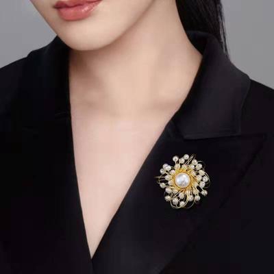 China Atmospheric pearl brass brooch fashion brooch clothing fixed neckline to prevent personality naked brooch for sale