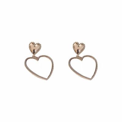 China Environmentally friendly fashion texture love earrings 2021 new heart temperament peach cold wind ladies net red earrings for sale