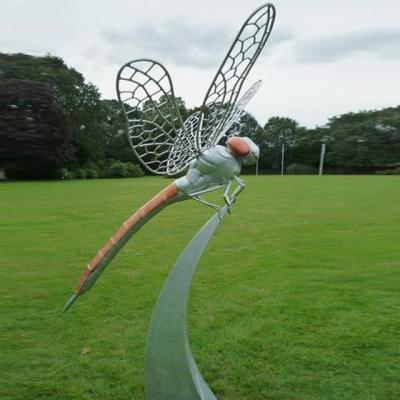 China Modern Famous Metal Dragonfly Metal Sculpture Stainless Steel Europe Art Flying Animal Statue For Garden Decoration for sale