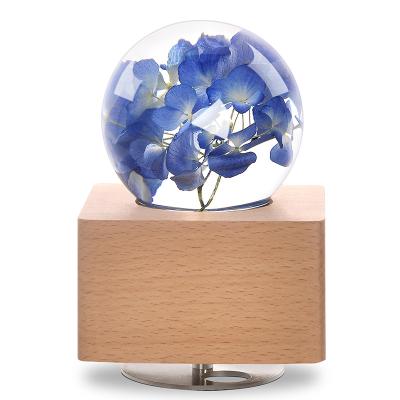 China Real Flowers Night Light Gifts Beech Wooden Rotating Music Box 18 Note Bass Movement with Castle in the Air Custom Sky Music for sale