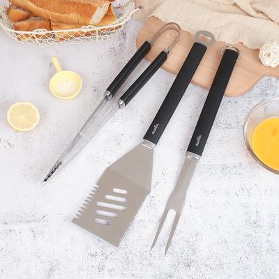 China 2021 New Arrival Stainless Steel Easily Cleaned Outdoor Portable BBQ Grilling Tool Kit With PP Handle for sale