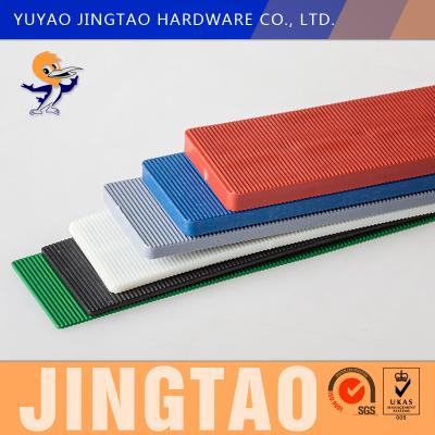 Chine Packers à plat en plastique en PP Shims 100 mm x 28 mm Packers à cadre de fenêtre en plastique à vendre