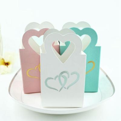 China New Gold Panel 350gms White Small Mini Heart Wedding Decoration Candy Box Wholesale Custom Heart Double Handle Gift Gift Box for sale