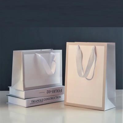 China Custom Logo Recyclable Portable Paper Bag Ribbon Portable Paper Bag for sale