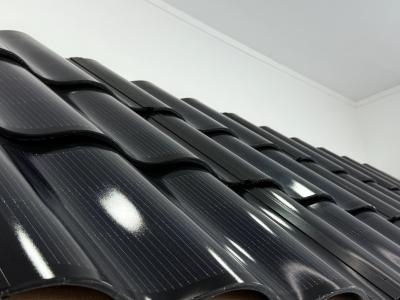 Chine 69.00cm * 45.00cm * 0.90cm Énergie solaire maison BIPV Carreaux de toiture solaire Carreaux de toiture en courbe solaire Panneau solaire noir Carreaux de toiture photovoltaïque à vendre