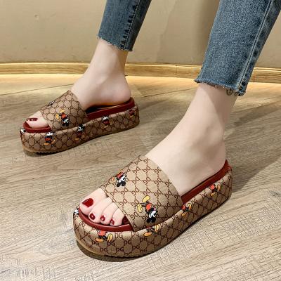 China 2021 fashion trend new summer style outdoor women's slippers wholesale beach platform for sale