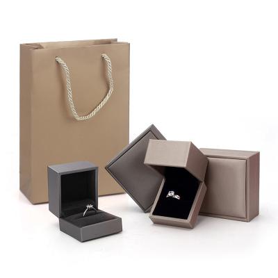 China PU Leather Fabric Gold Ring Packaging Box Customized With Statin Lining for sale