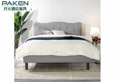 China Tufted Beklede Bed van het Platformhotel met Gesp Doorgenaaide Hoofdeinde Stevige Houten Benen Te koop