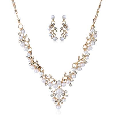 China Beautiful CLASSIC diamond and pearl jewelry set fashion pearls rhinestones inlay necklace earrings jewelry set for women for sale