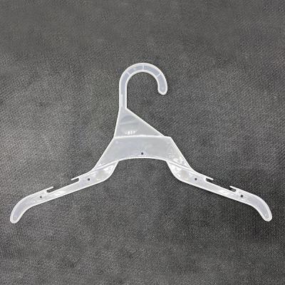 China New cheap plastic hanger from outlet factory movable hangers non slip classic/postmodern plastic plastic hanger for fabrics for sale