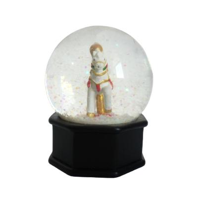 China Custom Europe Resin Souvenir Gift Snow Globe Custom Water Globe Snow Globe for sale