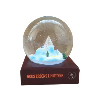 China Hot Europe 2020 Newest Christmas Snow Globe Custom Sales Water Globe Snow Water Globe for sale