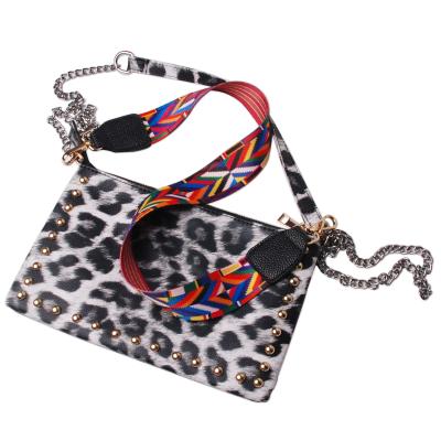 China New Vegan Zipper Closure Cheetah Leopard Leather Clutch Purse With Reversible Bag Women Leopard Print Strap Guitar Strap Beaded Bag for sale