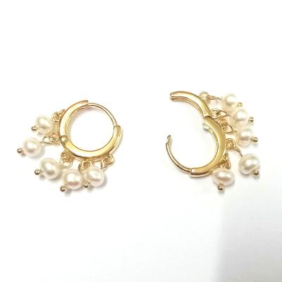 China Fashionable Classic Gold Plated Faux Pearl Hoop Earrings Huggie Cartilage Pearl Hoop Earrings for sale