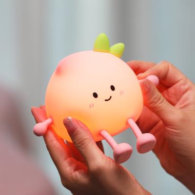 China 2024 Neue kreative Pfirsichform Nachtlampe Weiches Silikon 7 Farbwechselndes Augenpflege Nachtlicht für Kinder Geschenke Schreibtischlampe zu verkaufen