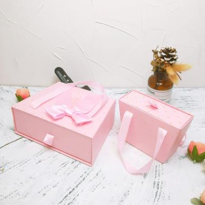 China Recyclable in Stocking Pink Custom Logo Cardboard Paper Souvenir Gift Box Beautiful Packaging with Ribbon for sale