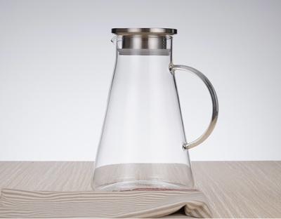 China WITH LID Glass Pitcher With Lid Easy Clean Heat Resistant Glass Water Carafe With Handle For Hot/Cold for sale