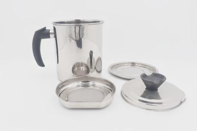 中国 1.6L Cookware stainless steel oil separator with lid oil keeper with strainer with handle 販売のため