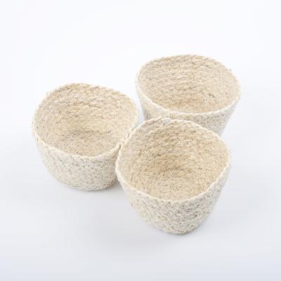 China Sustainable Wholesale Handwoven Small Corn Husk Maize Husk Storage Basket And High End Wheat Straw Storage Basket for sale