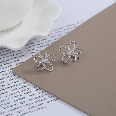 China 2022 New Cavity Fashion Trendy Flower-shaped Ear Clips Without Ear Holes Temperament Diamond Earrings for sale