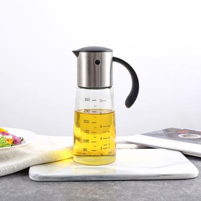 China Handle Olive Oil Dispenser BBQ Kitchenware 300ml Pot S/S Top Gravity Essential Glass Frying Oil Bottle for sale