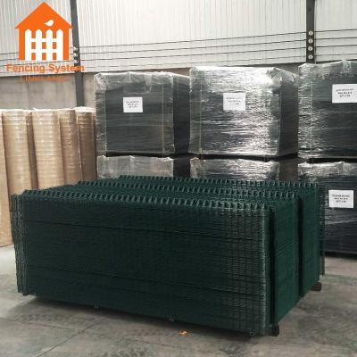 China Easily Assembled 50*150mm White PVC Coated Welded Wire Mesh Fence for sale