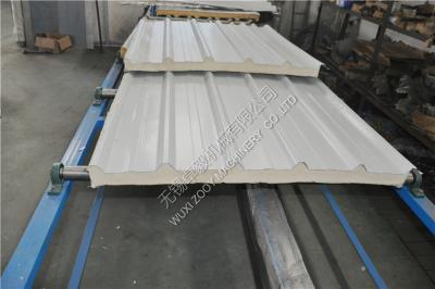 China Cadena de producción continua de acero galvanizada del panel de bocadillo de la PU del panel de pared 2-5m/min en venta