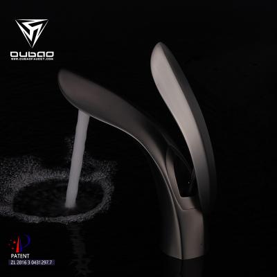 China Modern Single Hole Gunmetal Black Bathroom Sink Faucet Mixer For Luxury Hotel Porjects for sale